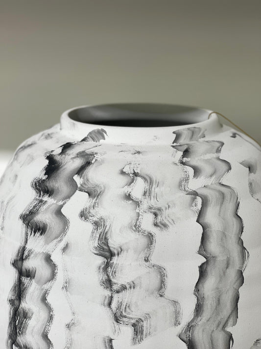 White & Black Vase li41